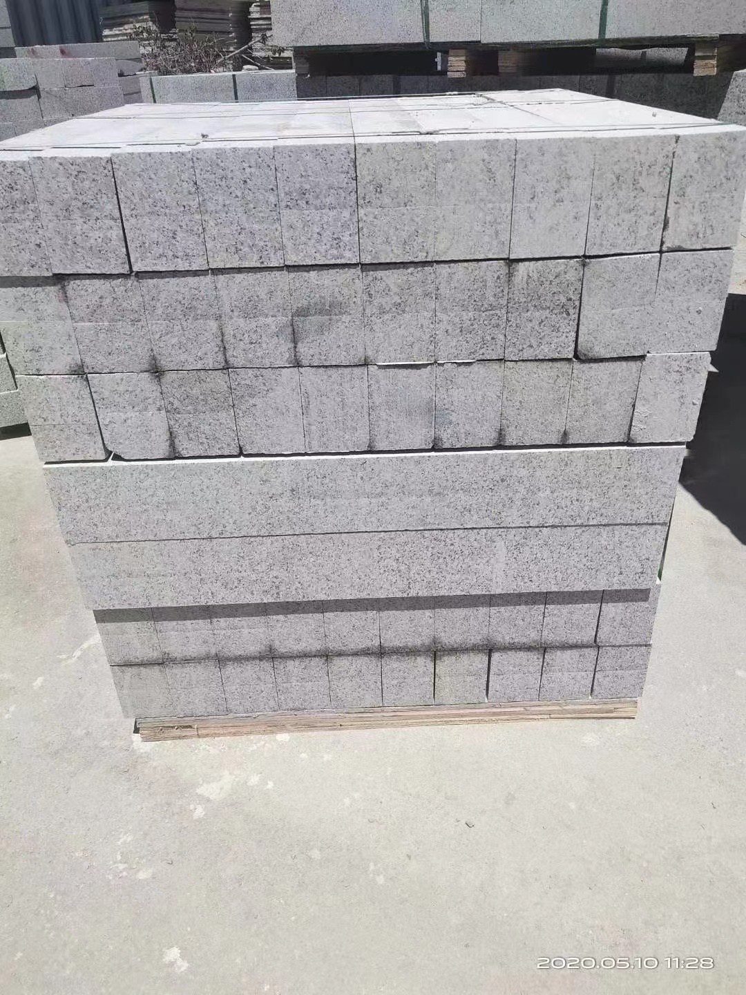 芝麻灰花崗巖地鋪石廠家生產(chǎn)各類(lèi)表面處理板